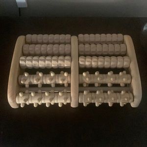 Wooden beaded foot massager